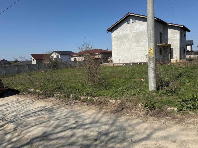 Teren de 600 mp, în Lazu