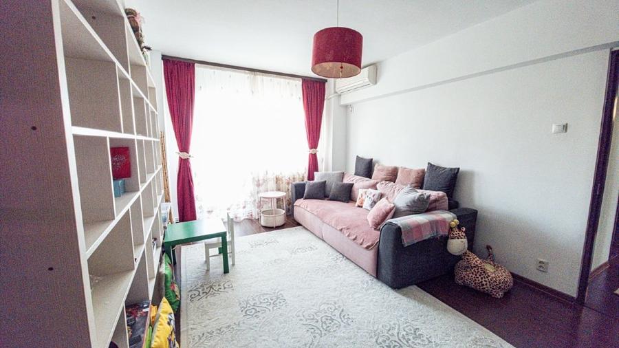 Apartament cu 3 camere semidecomandat, mobilat în Titan