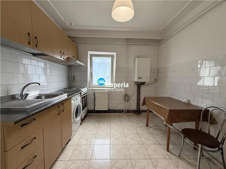 Apartament cu 3 camere decomandat în Gară