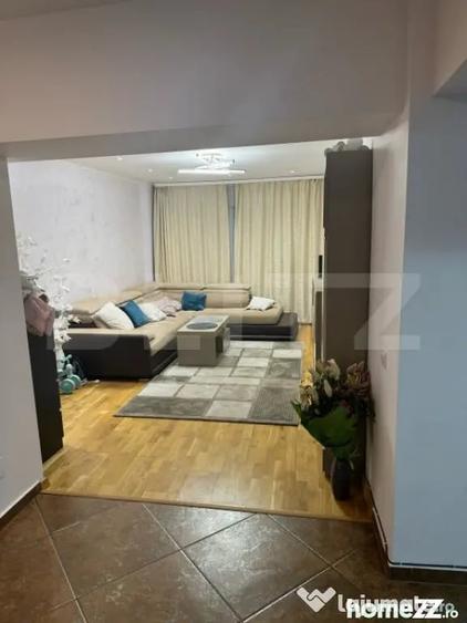 Apartament cu 4 camere decomandat în Cetate
