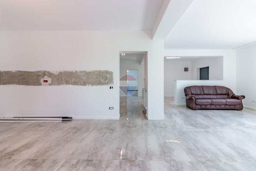 Casă individuală cu 4 camere cu Teren 1495 Mp în Bolintin-Deal