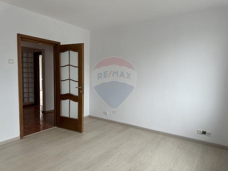 Apartament cu 4 camere decomandat în Calea Romanului
