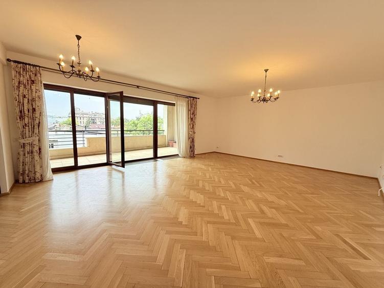 Apartament cu 4 camere în Calea Victoriei