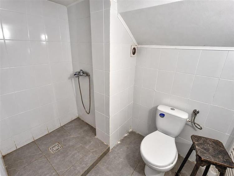 Casă individuală cu 4 camere cu Teren 450 Mp în Lazaret