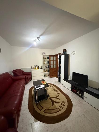 Apartament cu 3 camere decomandat în Sud