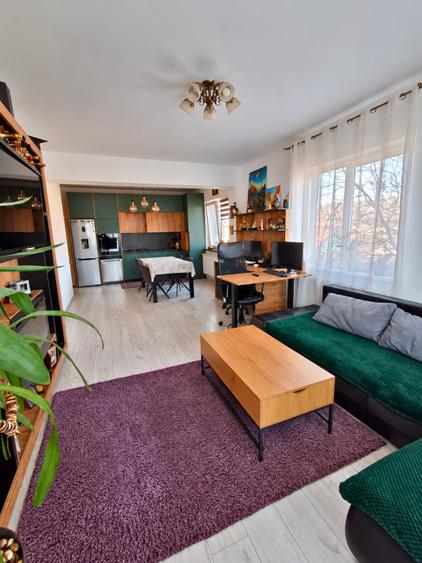 Apartament cu 3 camere semidecomandat în Florești