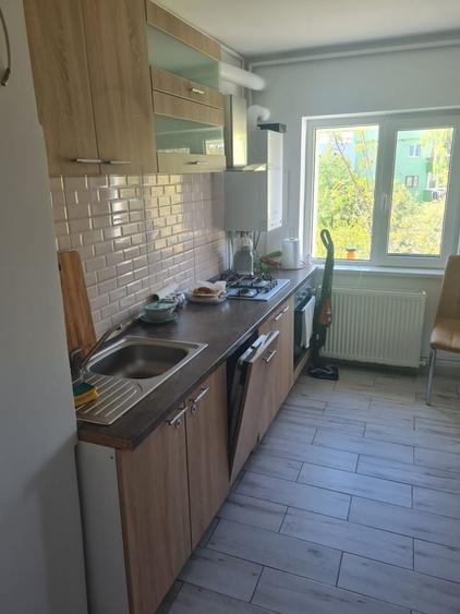 Apartament cu 3 camere decomandat în 1 Decembrie