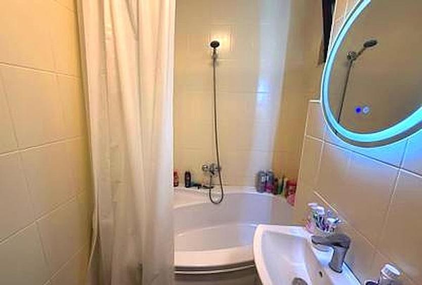 Apartament cu 3 camere decomandat, mobilat în Titan
