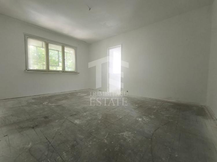 Apartament cu 3 camere semidecomandat în Central