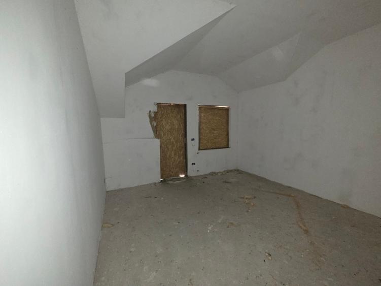Casă cu 5 camere cu Teren 4165 Mp în Exterior Sud