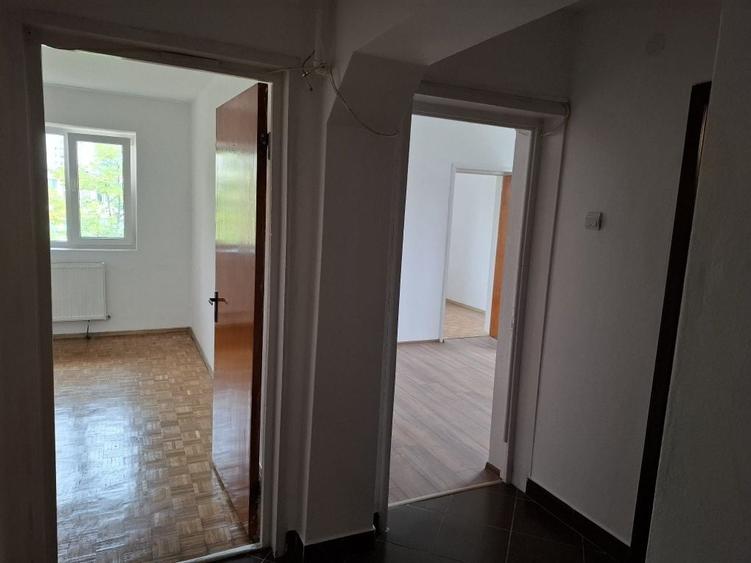 Apartament cu 3 camere semidecomandat în Trivale