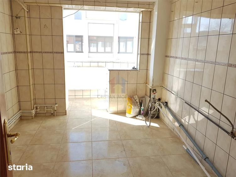 Apartament cu 3 camere decomandat în Obor