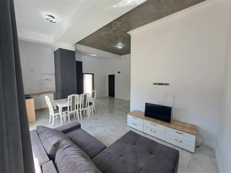 Apartament cu 3 camere semidecomandat, mobilat în Dâmbul Rotund