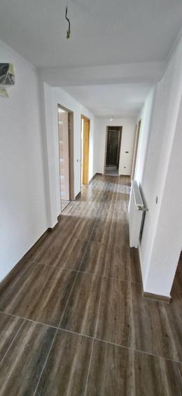 Casă cu 8 camere cu Teren 540 Mp în Poiana Țapului