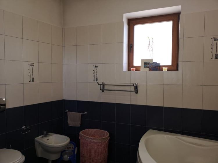 Casă individuală cu 7 camere cu Canalizare în Craiter