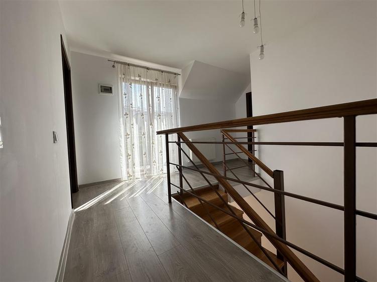 Casă individuală cu 5 camere cu Teren 200 Mp în Zorilor