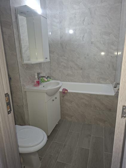 Apartament cu 3 camere semidecomandat în Obor