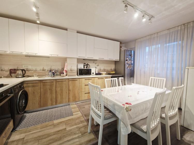 Apartament cu 3 camere decomandat, mobilat în Doamna Ghica