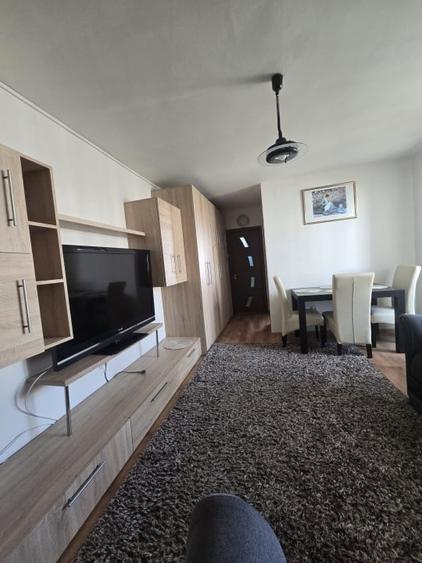 Apartament cu 3 camere semidecomandat, mobilat în Central