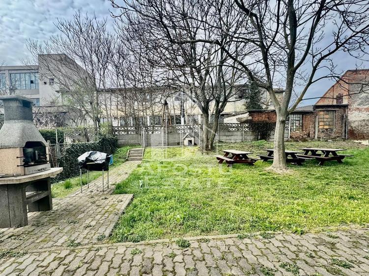 Casă individuală cu 18 camere cu Canalizare în Central