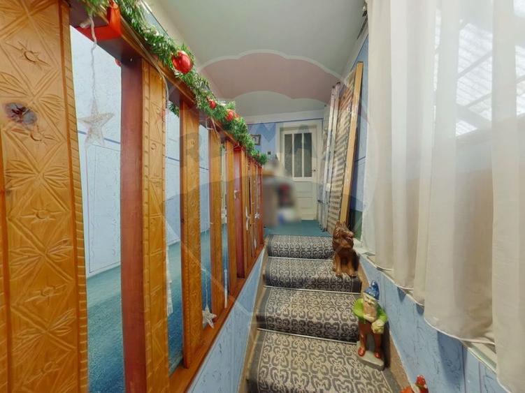 Casă cu 6 camere cu Teren 551 Mp în Vest