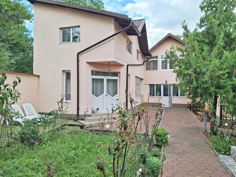 Casă cu 6 camere cu Teren 400 Mp în Est