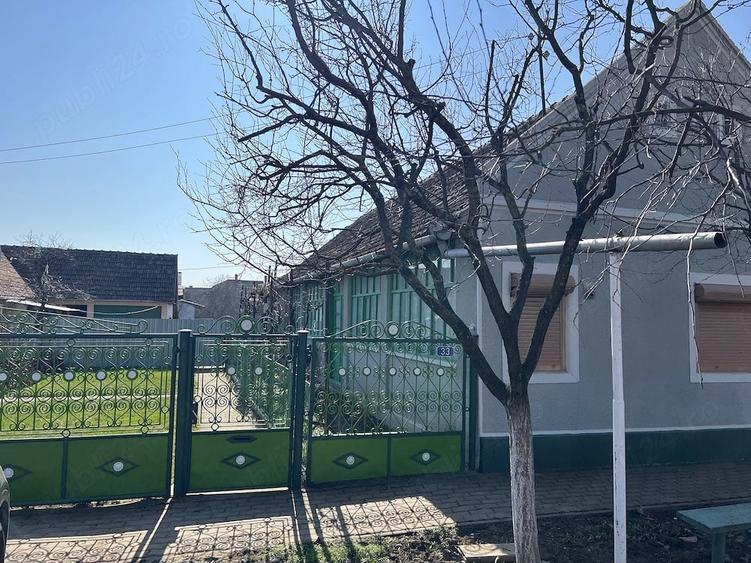 Casă cu Teren 1309 Mp în Carani