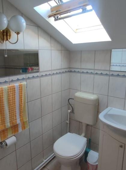 Casă individuală cu 6 camere cu Canalizare în Central