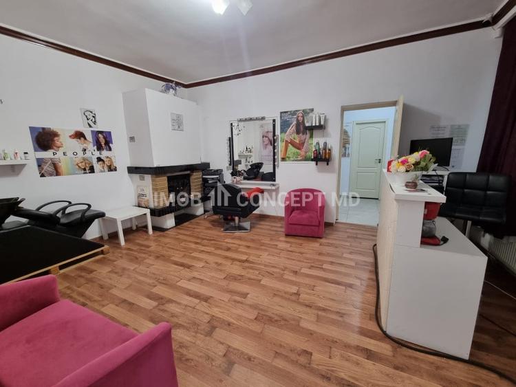 Casă individuală cu 8 camere cu Canalizare în Ultracentral