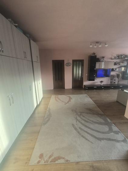 Apartament cu 3 camere decomandat în Florești