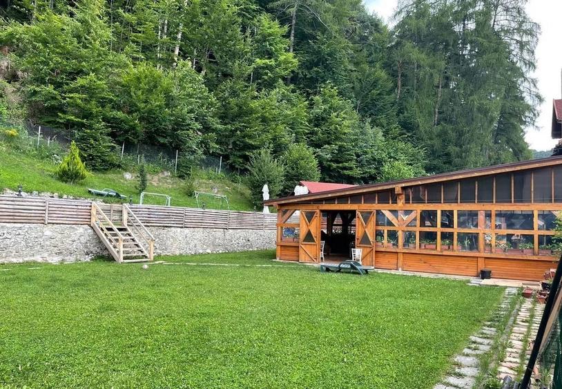 Casă individuală cu 9 camere cu Canalizare în Brădet