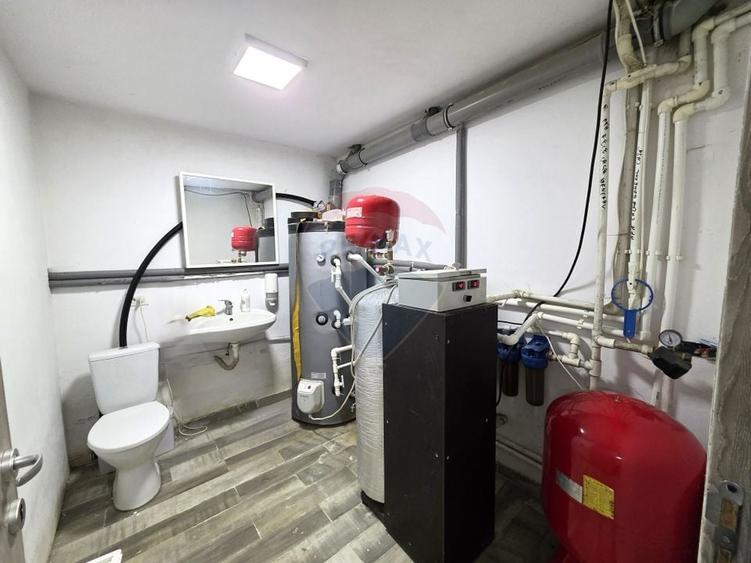 Casă individuală cu 7 camere cu Teren 3200 Mp în Lipia