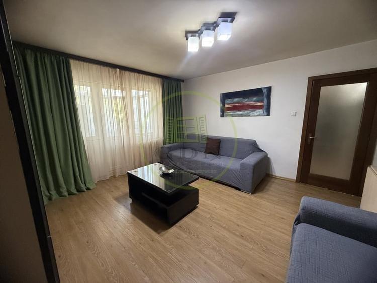 Apartament cu 3 camere semidecomandat, mobilat în Rovine