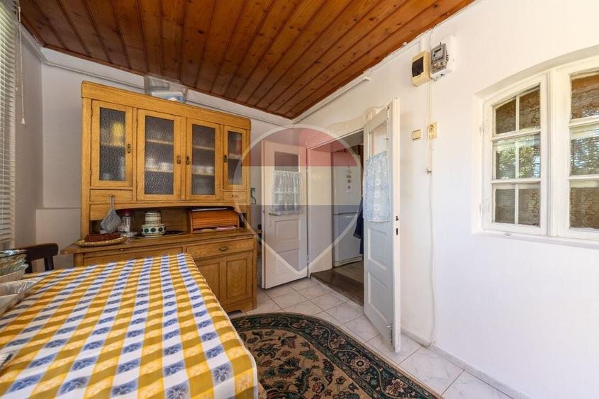 Casă individuală cu 6 camere cu Teren 1900 Mp în Central