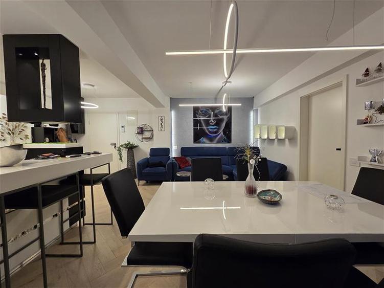 Apartament cu 3 camere semidecomandat, mobilat în Noua