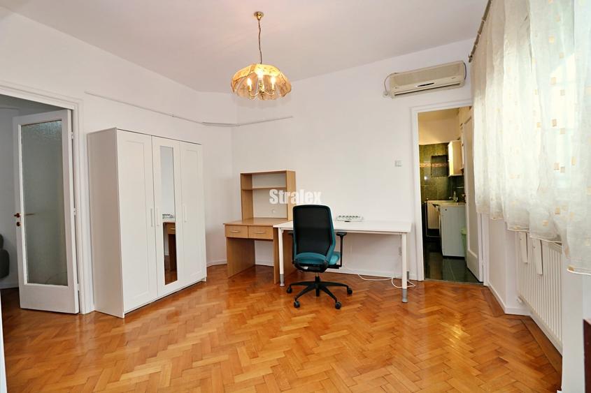 Apartament cu 3 camere circular în P-ța Unirii