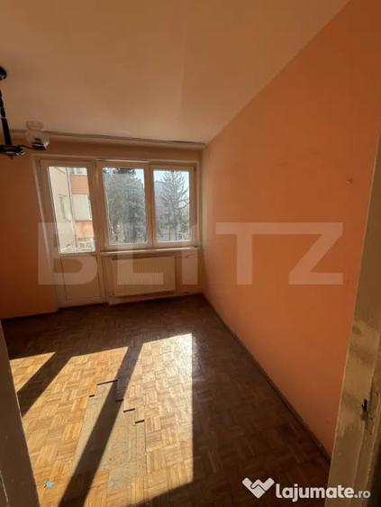 Apartament cu 3 camere semidecomandat în Central