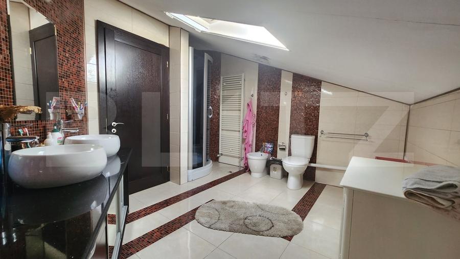 Casă individuală cu 7 camere cu Canalizare în Central