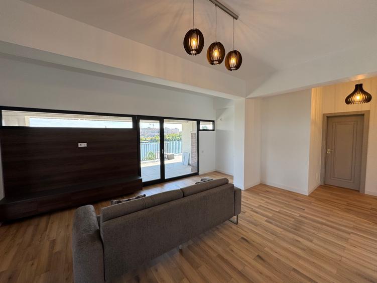 Apartament cu 3 camere decomandat în Sisești