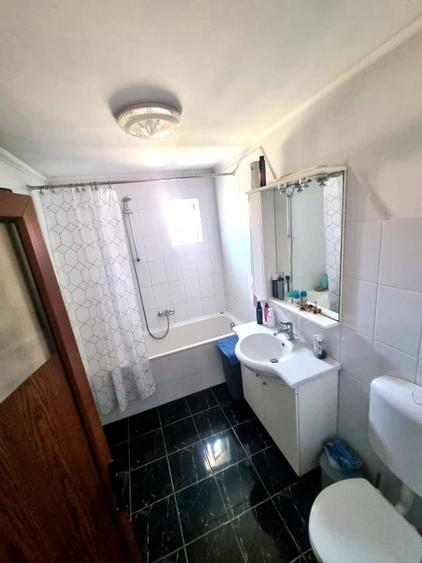 Casă individuală cu 10 camere cu Garaj în Lancrăm