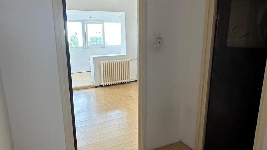 Apartament cu 4 camere semidecomandat în Colentina