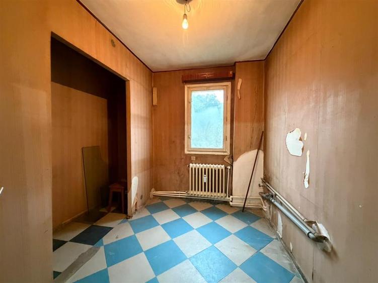Apartament cu 3 camere semidecomandat în Podu Roș