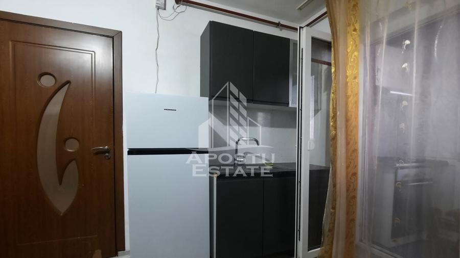 Apartament cu 3 camere semidecomandat, mobilat în Miorița
