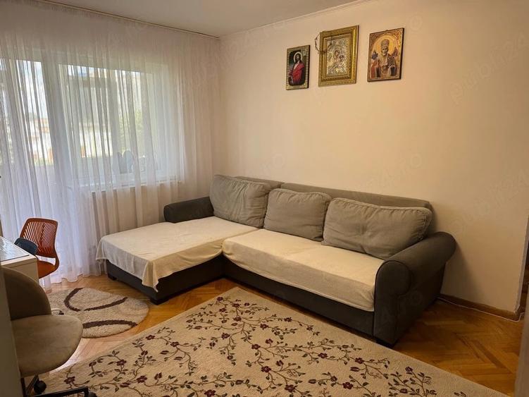 Apartament cu 3 camere semidecomandat în Micro 6