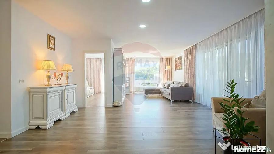 Apartament cu 5 camere decomandat în Noua