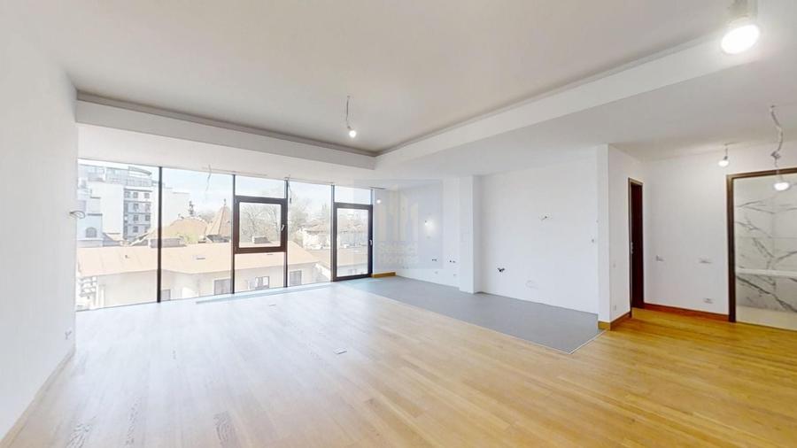 Apartament cu 4 camere semidecomandat în Eminescu