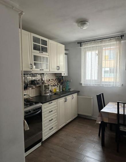 Apartament cu 3 camere semidecomandat în Astra