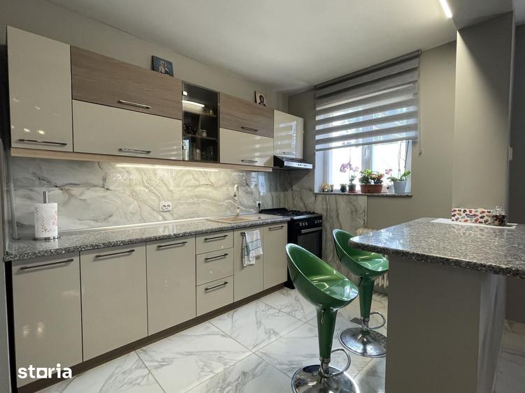 Casă cu 9 camere cu Teren 711 Mp în Central