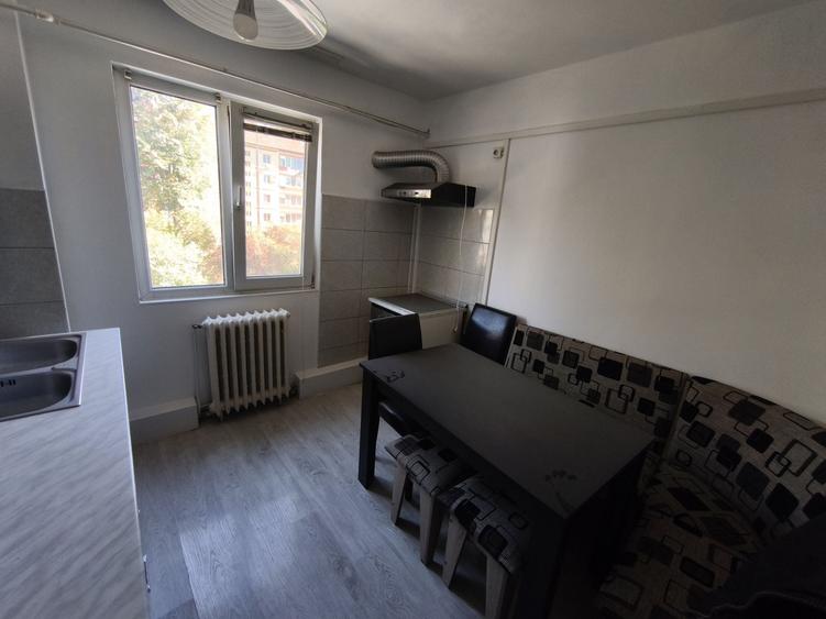 Apartament cu 3 camere semidecomandat în Govândari