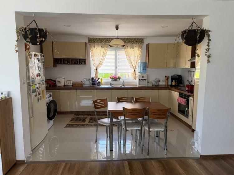 Casă cu 4 camere în Central